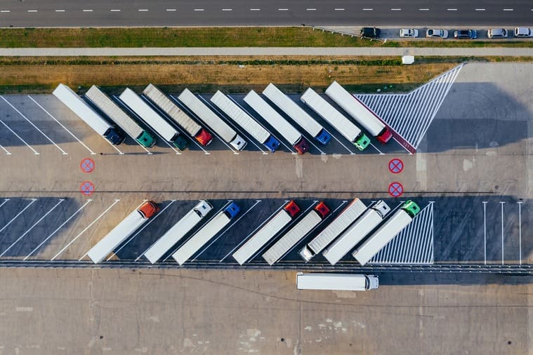 大型トラックの航空写真