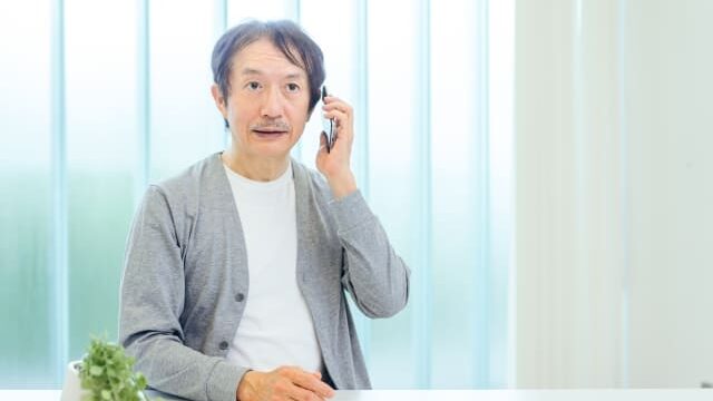 電話をする中高年男性