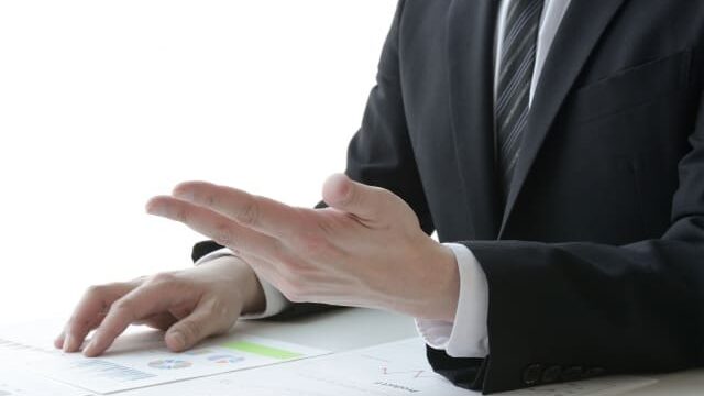 相談している手元