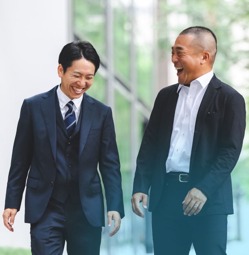 笑顔で話す代表とスタッフ