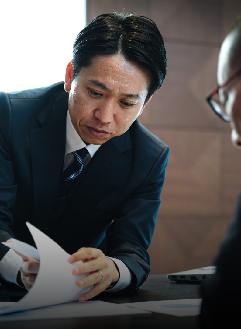 書類を手に打ち合わせをする代表